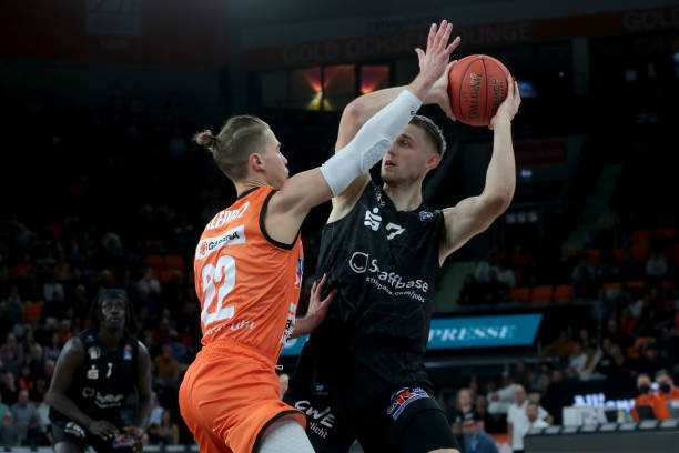 卡的中前场 卡的中前场