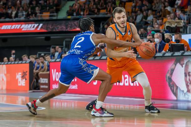 天大相径庭 天大相径庭